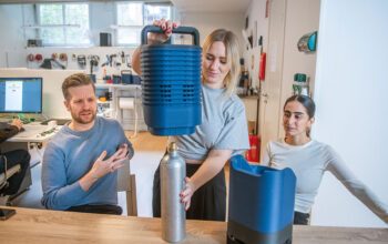 Simon Lilja, Maja Åstrand och Sandra Vahdani har uppfunnit en maskin som fångar in vägglöss.