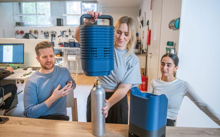 Simon Lilja, Maja Åstrand och Sandra Vahdani har uppfunnit en maskin som fångar in vägglöss.