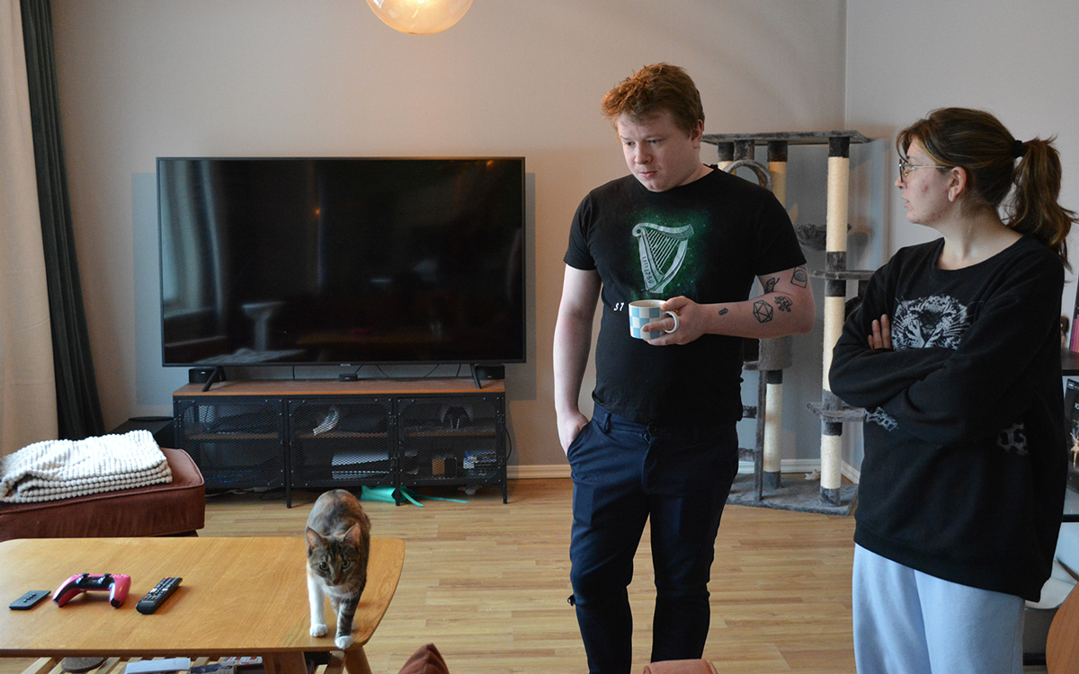 Rasmus Lindh och Alva Lundgren i deras lägenhet där de trivs, om det inte vore för allt mögel i badrummet.