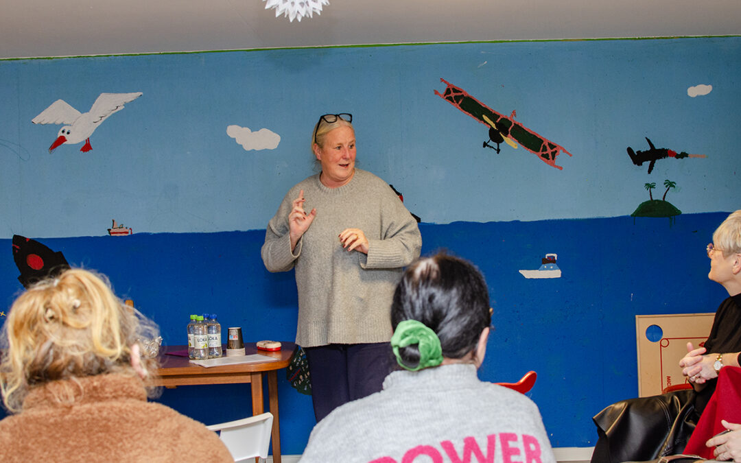 Socialdemokraten Renée Bengtsson var först ut att möta hyresgästernas frågor på tisdagskvällen. Även Hyresgästföreningens förbundsordförande Marie Linder fanns på plats i publiken, här längst till höger.