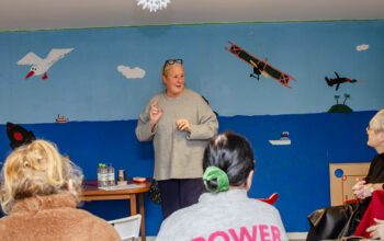 Socialdemokraten Renée Bengtsson var först ut att möta hyresgästernas frågor på tisdagskvällen. Även Hyresgästföreningens förbundsordförande Marie Linder fanns på plats i publiken, här längst till höger.