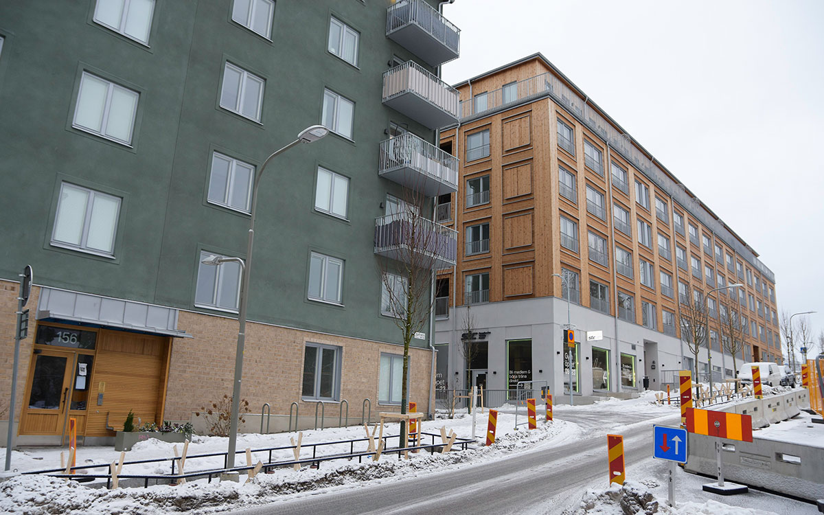 Hyresgäster hos Titania i det gulbruna huset betalar 16 000 kronor för en tvåa på 48 kvadratmeter. Den som hyr av Stockholmshem i det gröna huset betalar 10 000 för motsvarande lägenhet. Skillnaden är stor även om man tar hänsyn till att Stockholmshems hus har 20 procent lägre hyror än snittet för att de byggts effektivare och till lägre produktionskostnad.