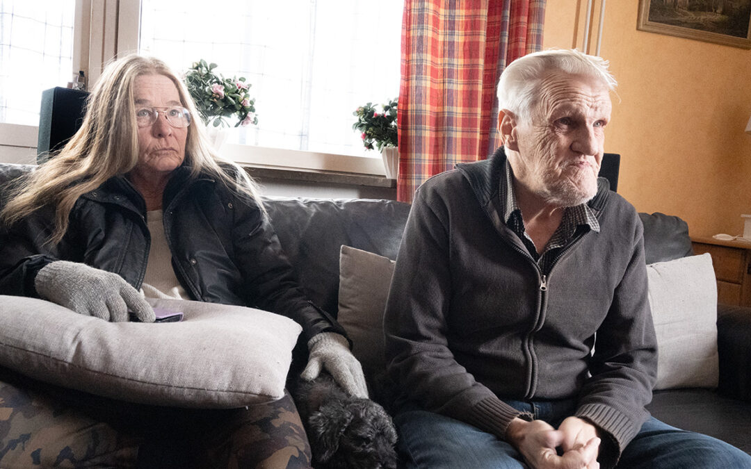 En kvinna och en man i en soffa.