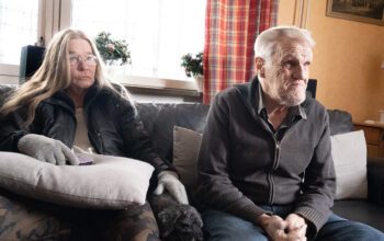 En kvinna och en man i en soffa.