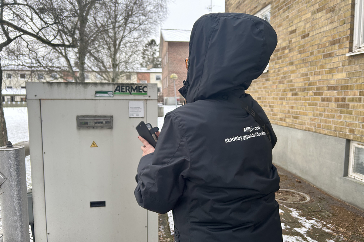 En kvinna med ryggen mot kameran.