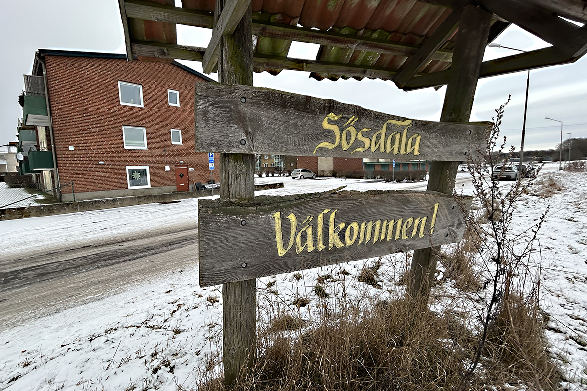 En skylt med texten Sösdala Välkommen!