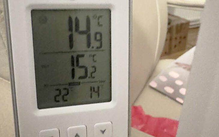Mannen fotograferade sin termometer och skickade bilden till hyresvärden. En dag hade han 14,9 grader i sovrummet.