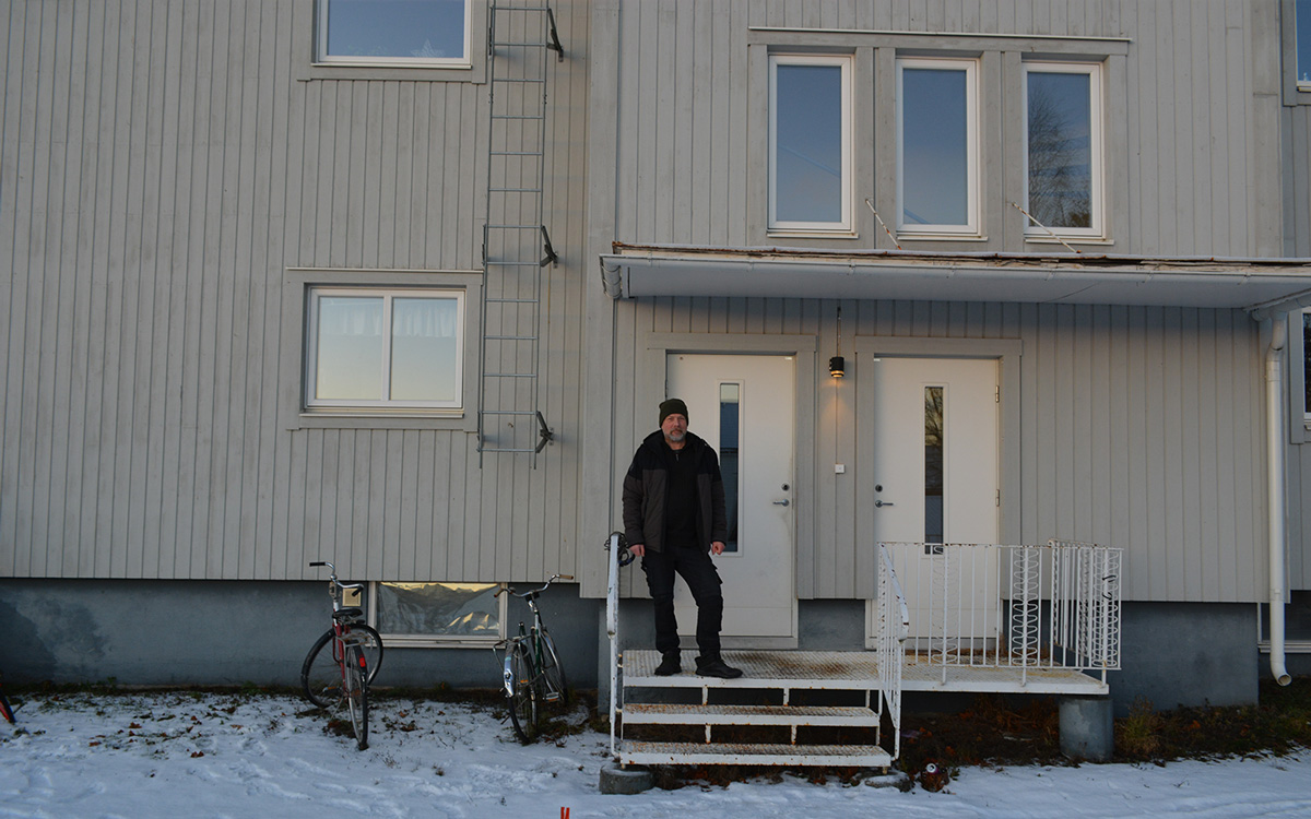 Thomas Jakobsson utanför sitt hyreshus.