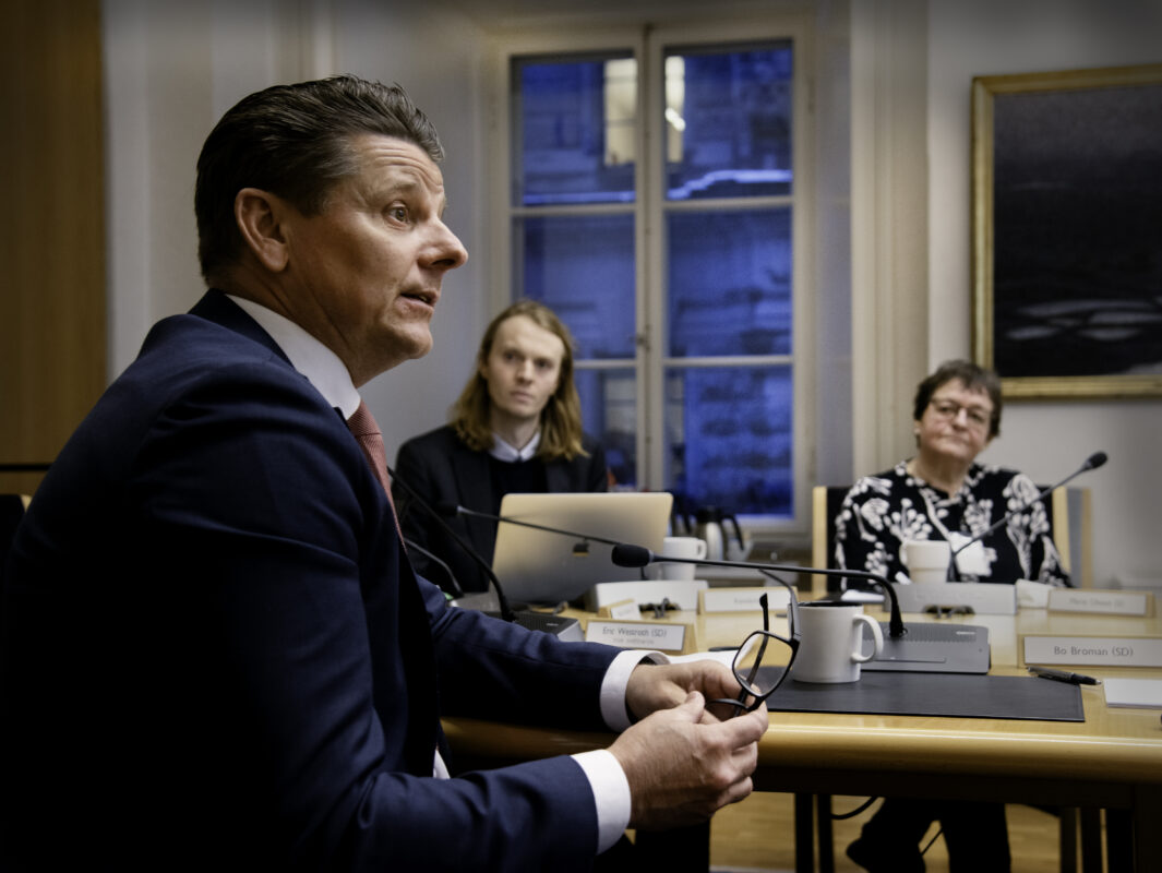 Niklas Karlsson (S), Leonard Garg på Centrum för rättvisa och stugägaren Ulla-Lena Lindqvist är alla överens: Adresskapningarna måste stoppas.