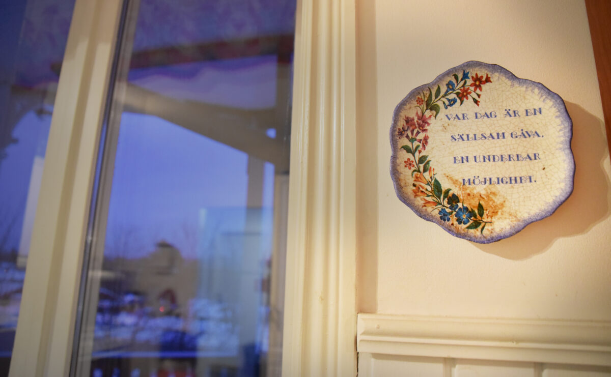 En porslinstallrik med visdomsorden: "Var dag är en sällsam gåva. En underbar möjlighet".