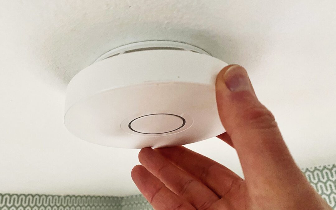 Brandvarnare placerad i taket.