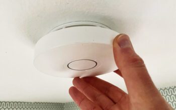 Brandvarnare placerad i taket.