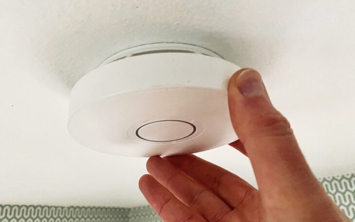 Brandvarnare placerad i taket.