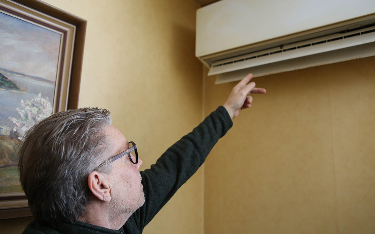 Tony Holmér, hyresgäst på Byvägen i Södertälje, visar upp lägenhetens enda värmekälla. 