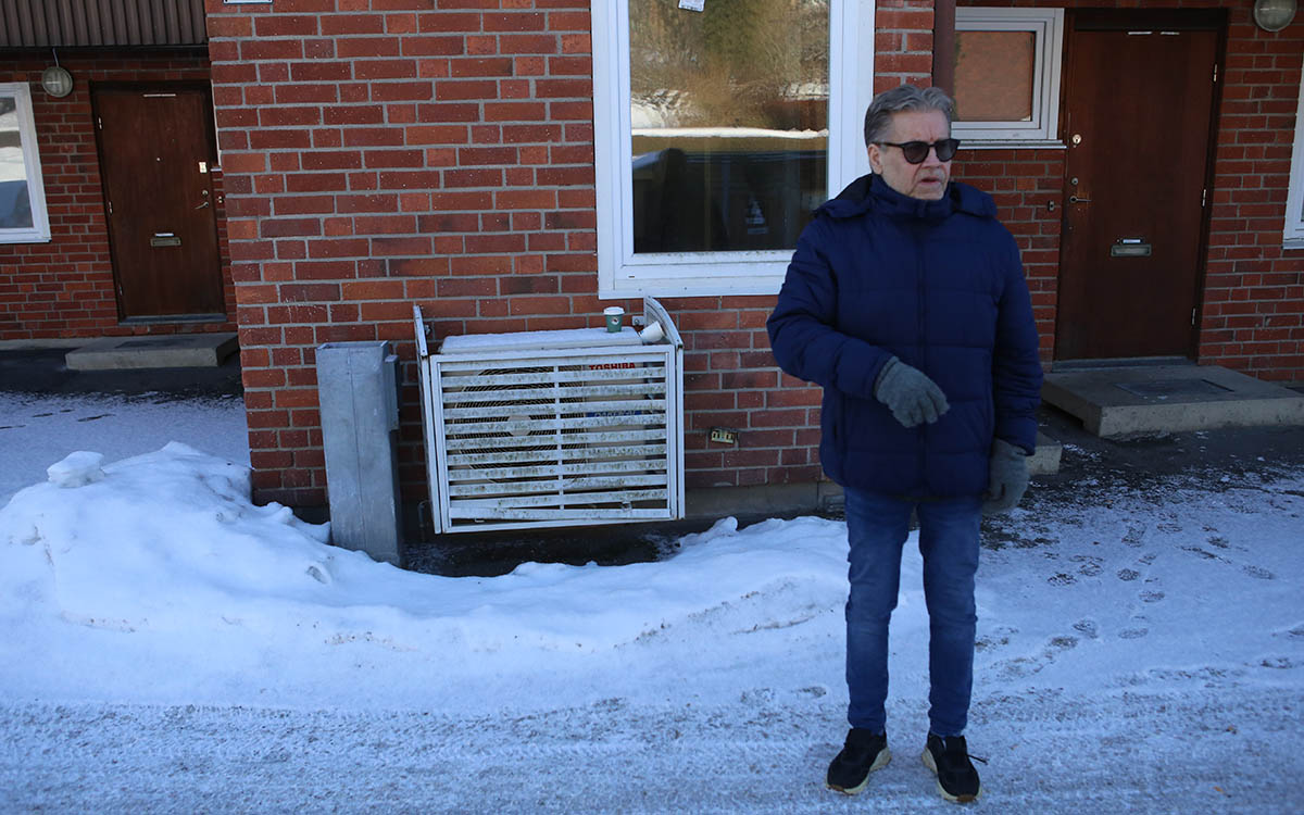 Byvägen. Hyresgästen Tony Holmér framför en av värmepumparna. 