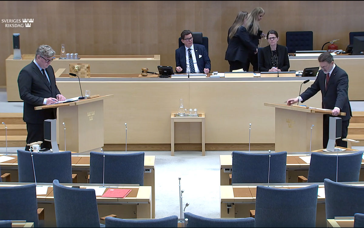 Gunnar Strömmer (M), justitieminister, och Markus Kallifatides (S), riksdagsledamot debatterar i riksdagen.