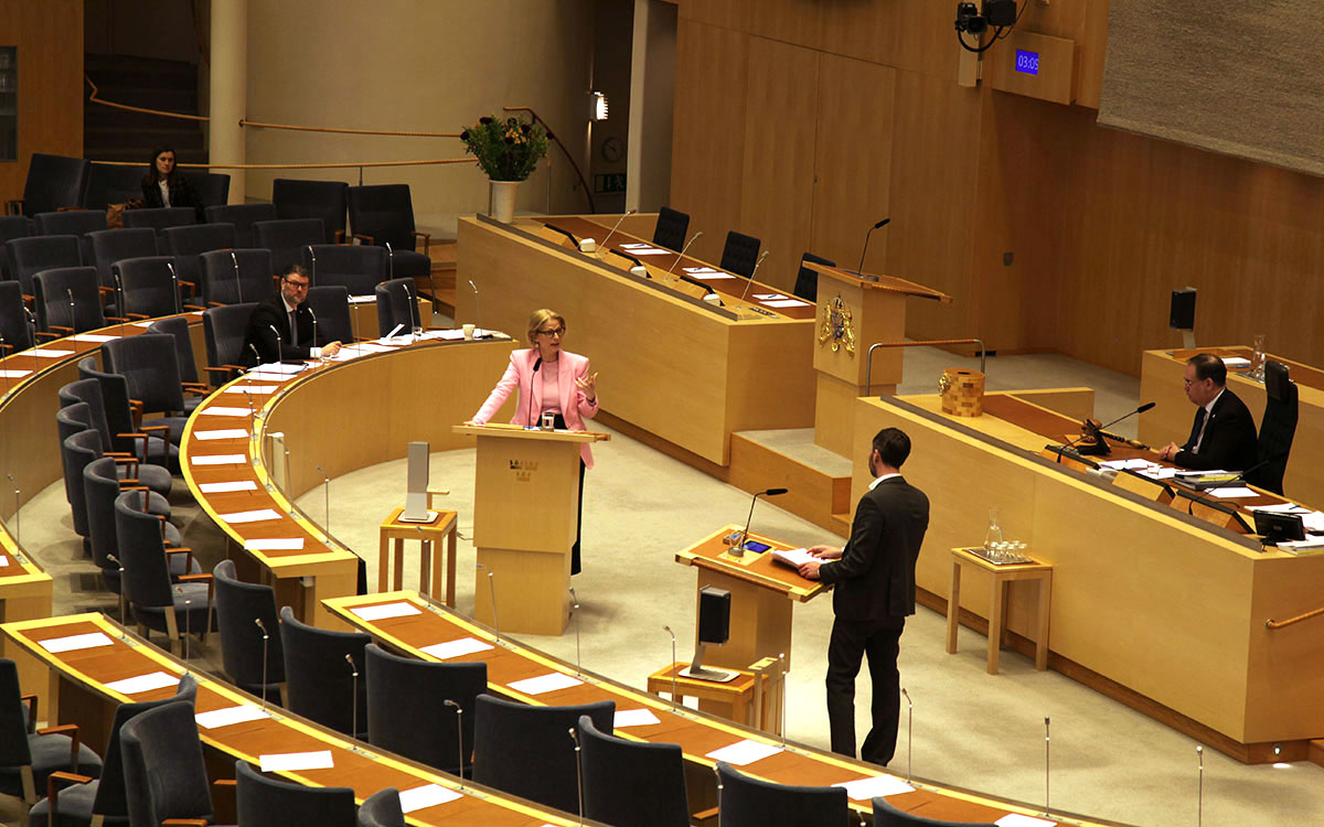 Kalle Olsson (S) debatterade med Elisabeth Svantesson (M) om de utbredda adresskapningarna i stugområden som Hem & Hyra avslöjat.