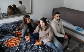 Katayun Kasiri, Melvin Akbari Skoog, Emilia Skoog och Mickael Akbari sover i samma säng för att hålla värmen.