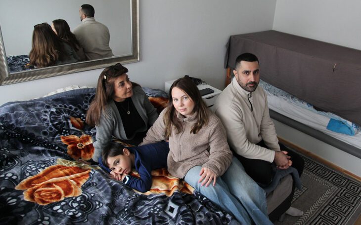 Katayun Kasiri, Melvin Akbari Skoog, Emilia Skoog och Mickael Akbari sover i samma säng för att hålla värmen.