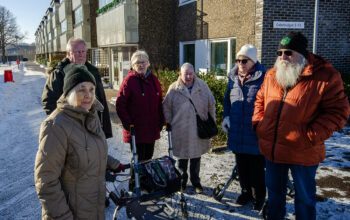 Kerstin Kärnström, Kjell Turesson, Birgitta Boberg, Eva Dahl, Randi Ruud och Christer Dahl har alla bott i Oxled i många år. De vill inte köpa sina hem, men upplever ett starkt tryck både från andra grannar och från hyresvärden att göra det eller flytta.