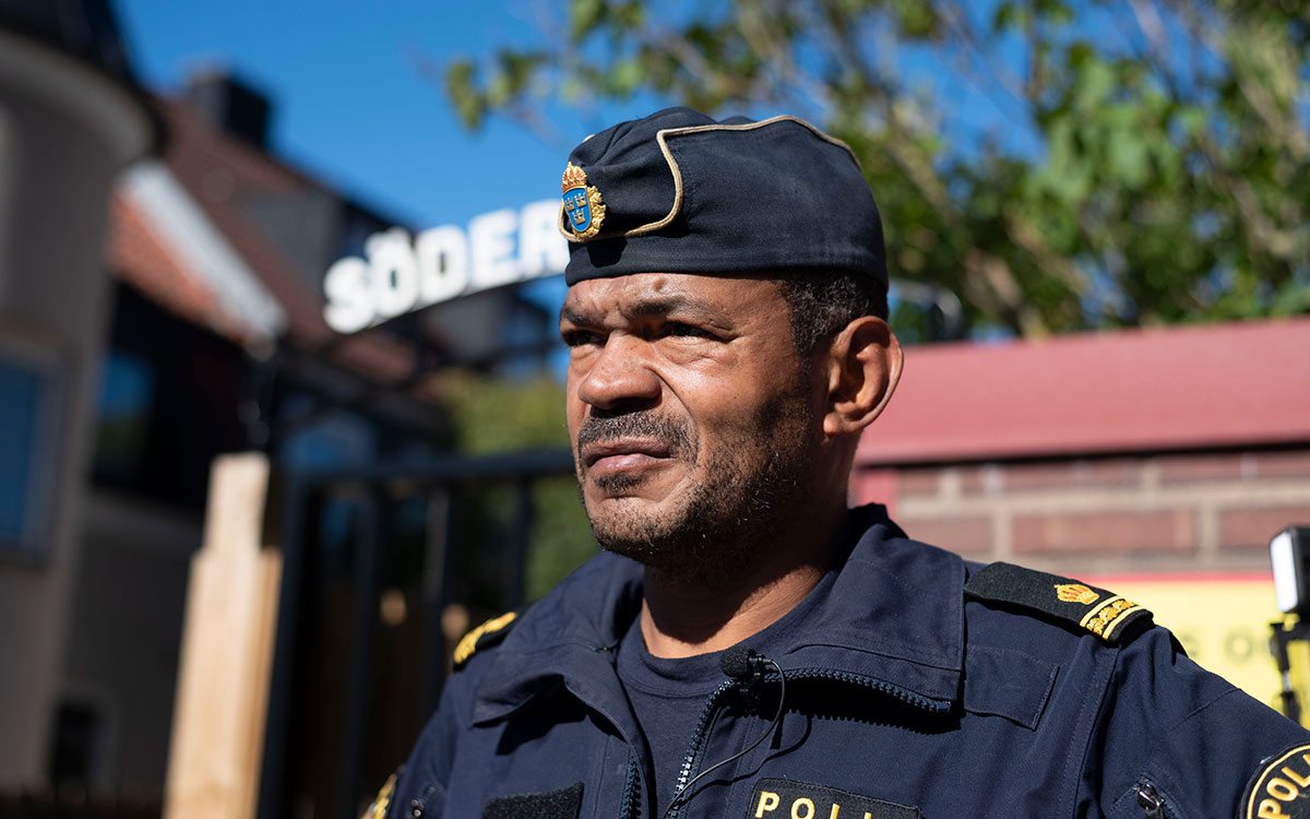 Kommunpolis Carlos Fernando på Hantverkaregatan.
