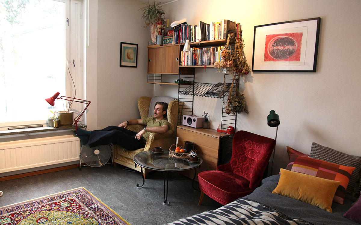 ”Det bästa är ändå att gå upp på morgonen, sätta sig i den gula fåtöljen och lägga fossingarna på elementet,” säger Jakob Lundell.