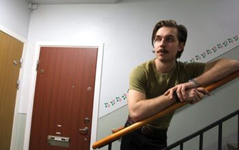 Jakob Lundell fick ett förstahandskontrakt inom ett år när han ställde sig i kön på sin 18-årsdag. Men det var en ren slump att han hamnade här. I samma trappuppgång där hans pappa vuxit upp.