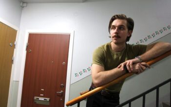 Jakob Lundell fick ett förstahandskontrakt inom ett år när han ställde sig i kön på sin 18-årsdag. Men det var en ren slump att han hamnade här. I samma trappuppgång där hans pappa vuxit upp.