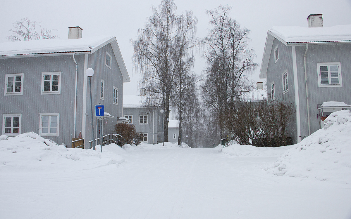 Område med gråmålade trähus med vita gavlar och fönsterfoder. Det finns två våningar och en vind. Det ligger mycket snö på marken och taket. Det finns flera kala träd på båda sidor om mellangatan, och hus vetter mot gatan. AB-hems område i Malmaberget, Malmverken, i utkanten av Söderhamn, är ett av de områden där norska åklagare förbereder tvångsförsäljning.