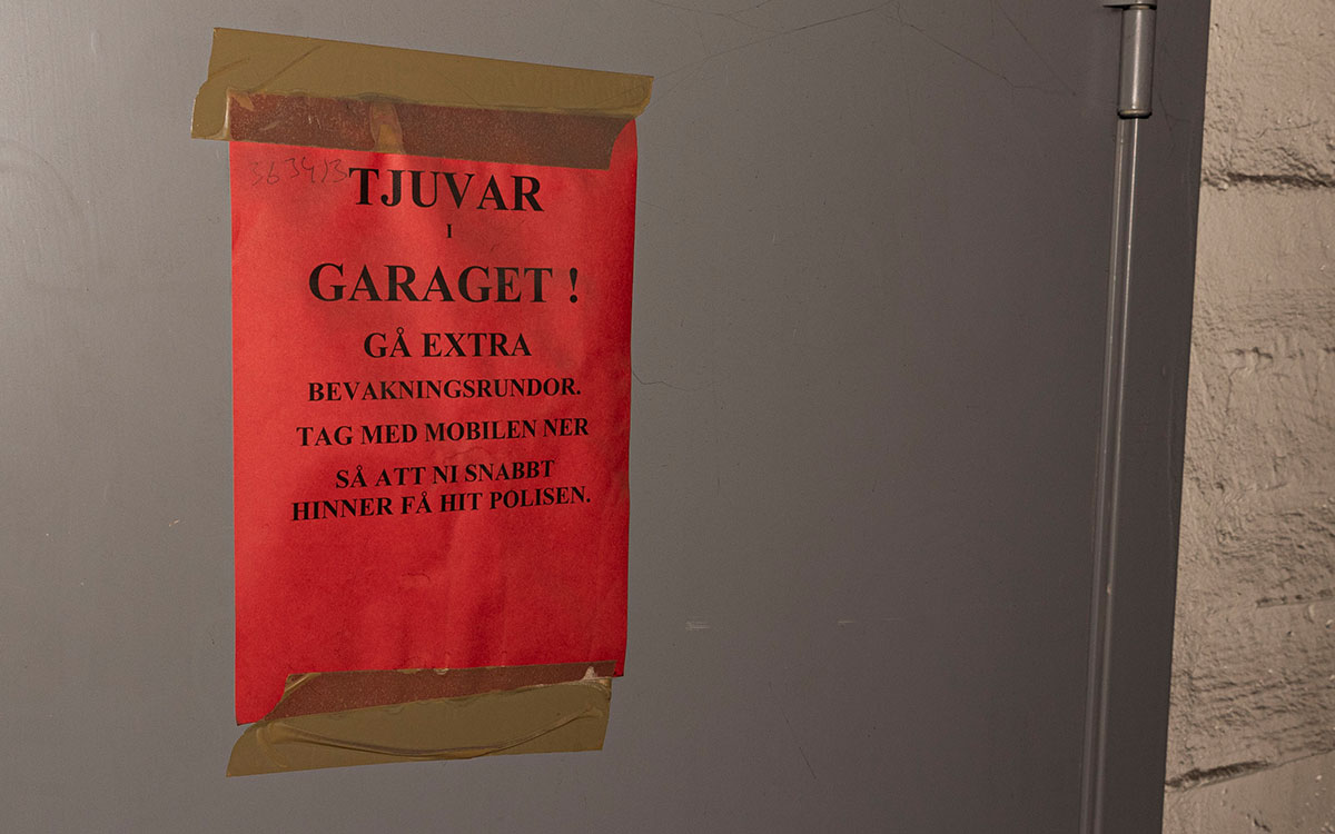Ett anslag på en dörr med texten: "Tjuvar i garaget! Gå extra bevakningsrundor. Tag med mobilen ner så att ni snabbt hinner få hit polisen."