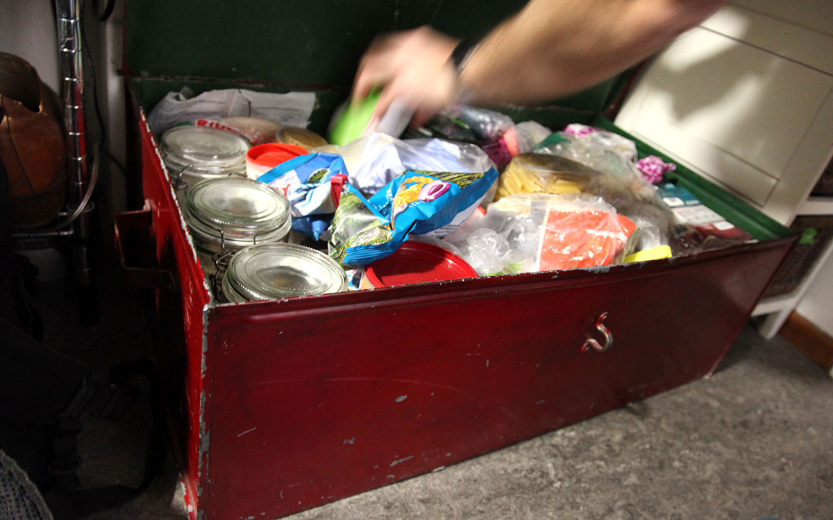 I en plåtlåda i hallen finns skafferiet.