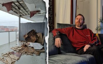 En tudelad bild. På den t v har skivor från underredet till en balkong rasat ner på utrymmet under. Th en man i en soffa. Han tittar ut ur bilden med allvarlig min. Kortklippt mörkt hår och kort mörkt skägg. Röd tröja, svarta byxor. Han har armen på knät som är uppdraget i soffan.