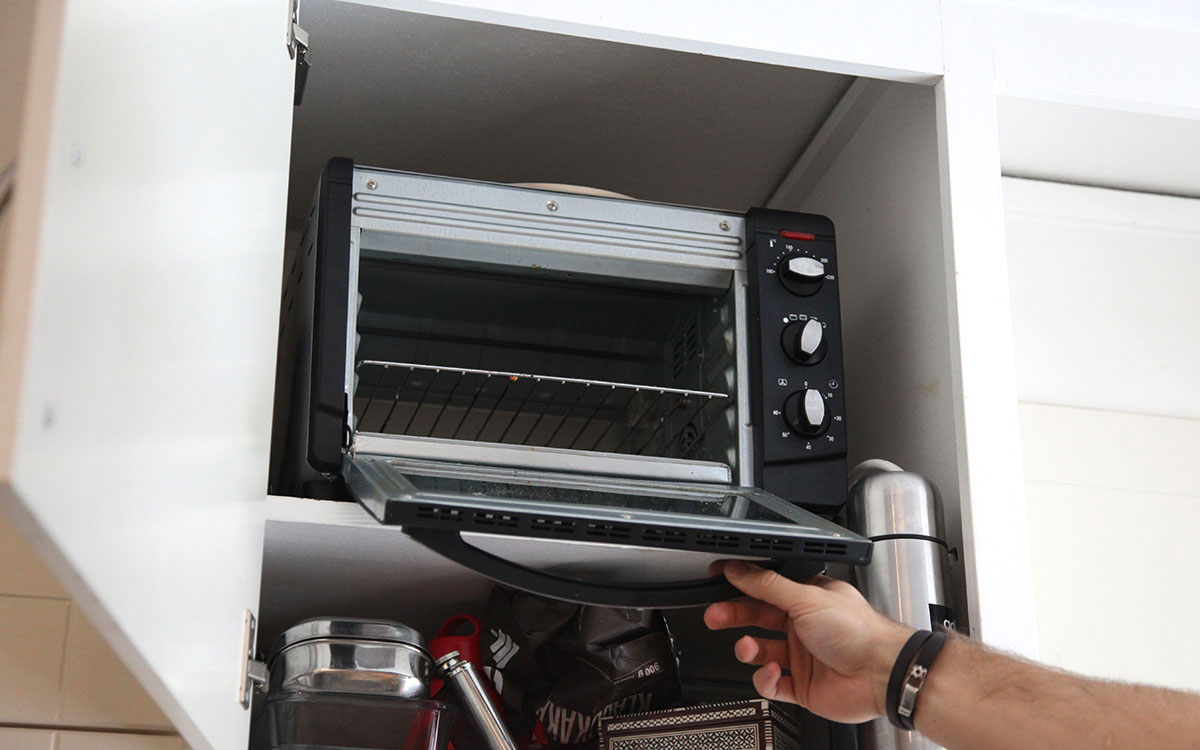 ”Jag älskar att laga mat. Bordsugnen har jag köpt av en bekant för 400 spänn,” säger Jakob Lundell.