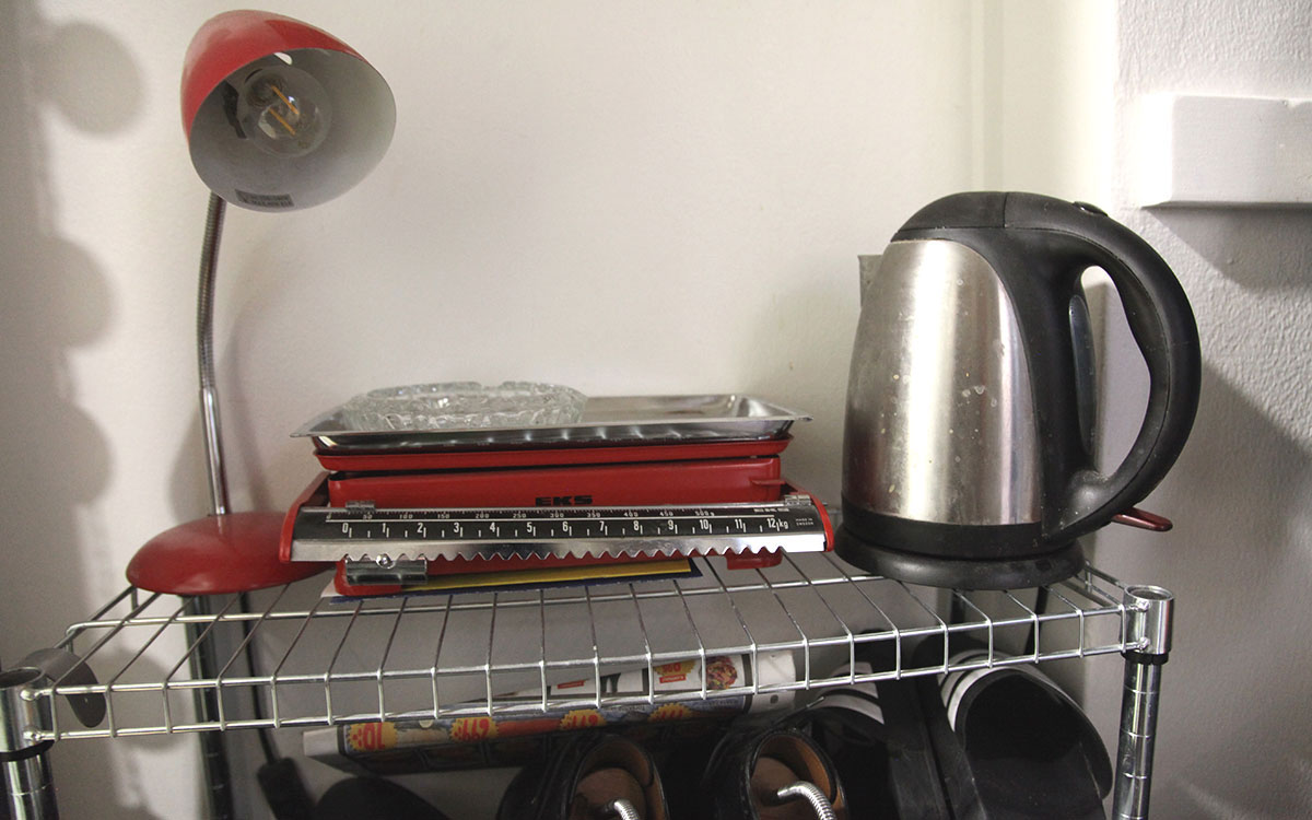 Kökshörnan har inte så stark ström, så vattenkokaren är inkopplad på skohyllan i hallen.