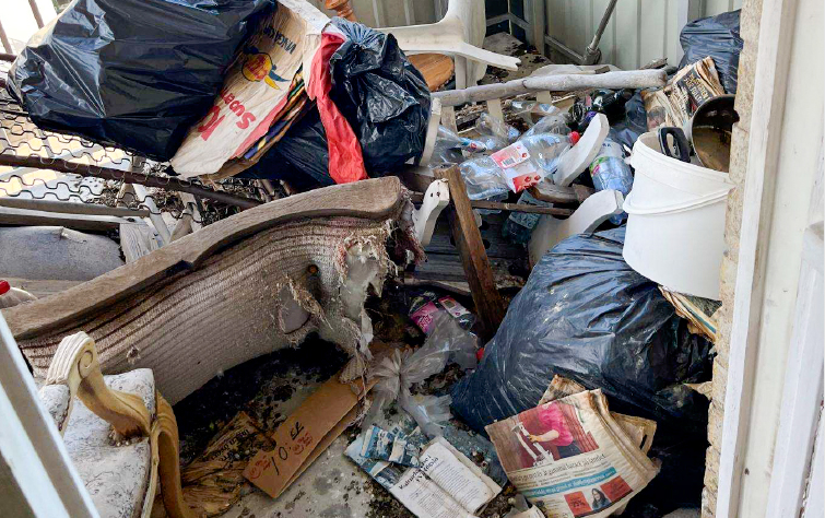 Det ligger mycket skräp på balkongen. Bilden är dock kraftigt beskuren så man kan inte se att det är en balkong.