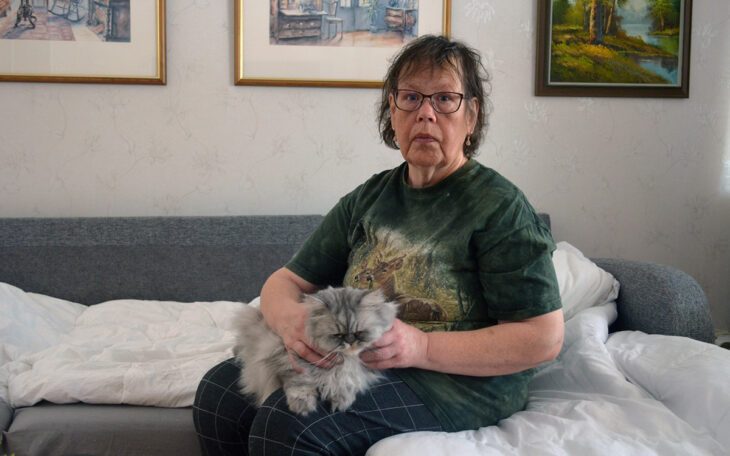 Agnetha med sin katt Gizmo. Efter att hon förlorade sina pengar i ett kryptobedrägeri bor hon nu hos sin syster.