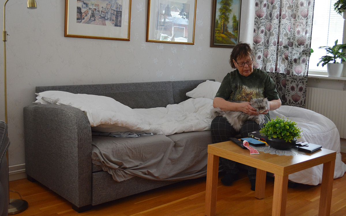 Agnetha sover på soffan hon syster.