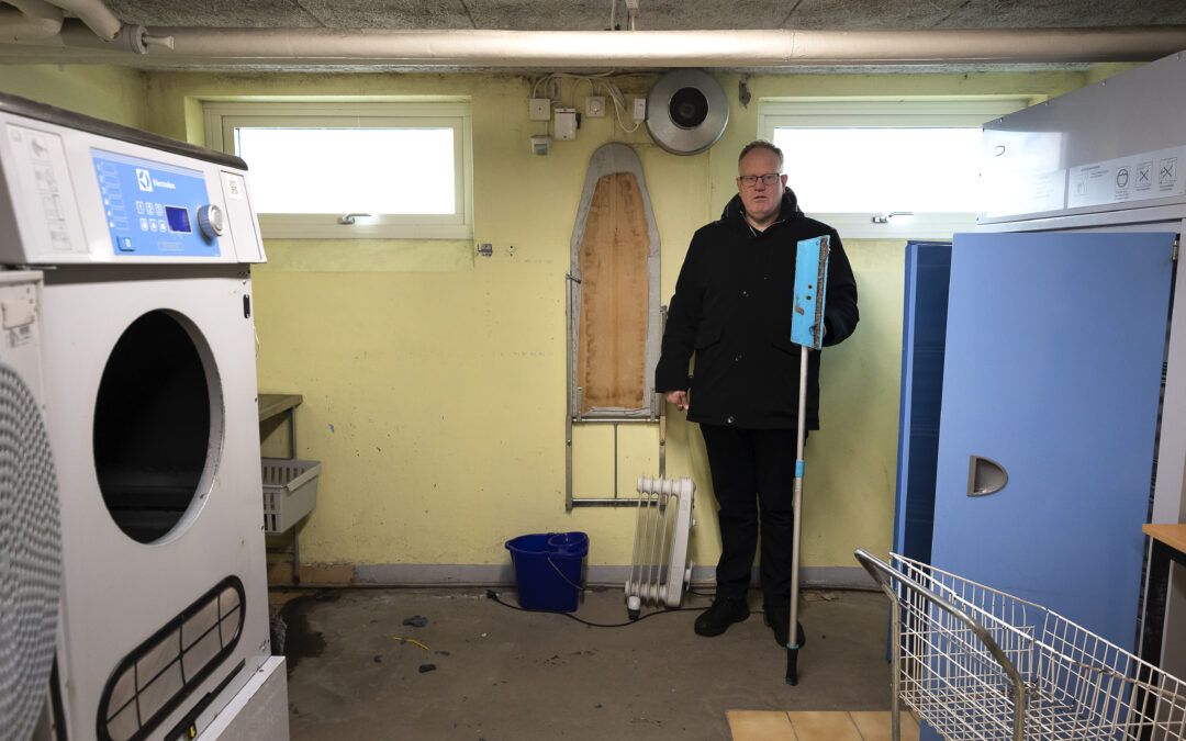 Bilden visar hyresgäst Tommy Pettersson i en smutsig tvättstuga i Lessebo.