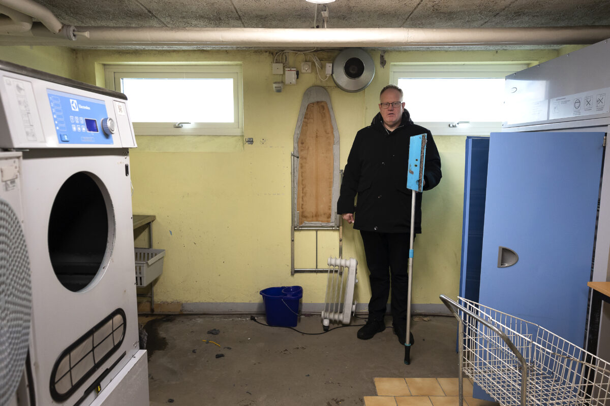 Bilden visar hyresgäst Tommy Pettersson i en smutsig tvättstuga i Lessebo.