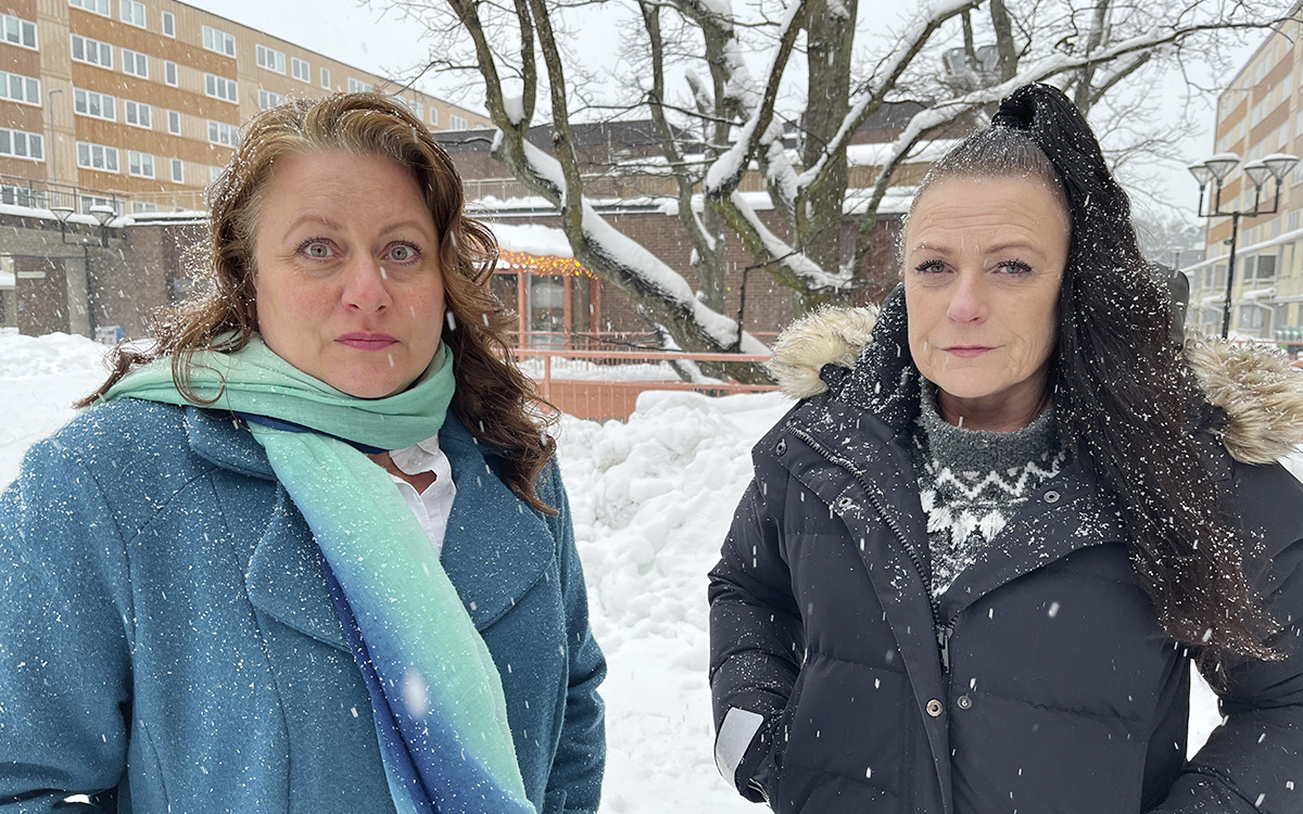 Två hyresgäster i Fisksätra står utomhus i snöväder