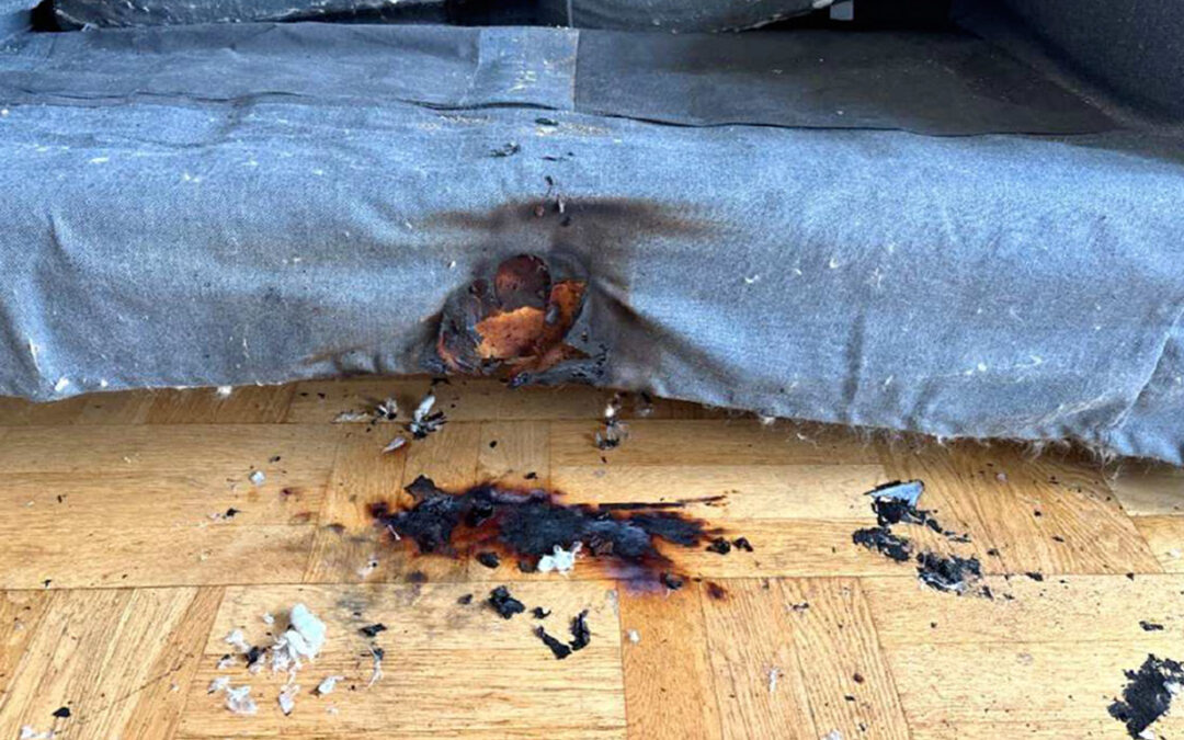 Soffan med brandskador, efter att kvinnan somnat och tappat cigaretten hon höll i handen.