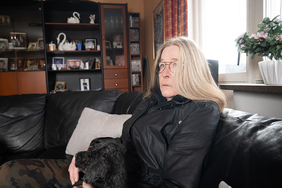 En kvinna som sitter i en soffa