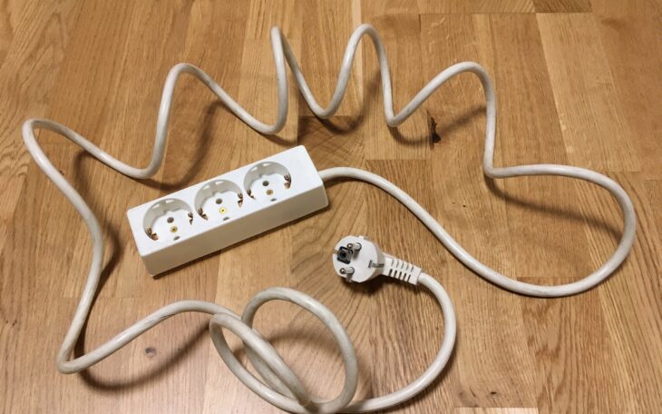 En jordad, elektrisk grenkontakt med förlängningkabel.