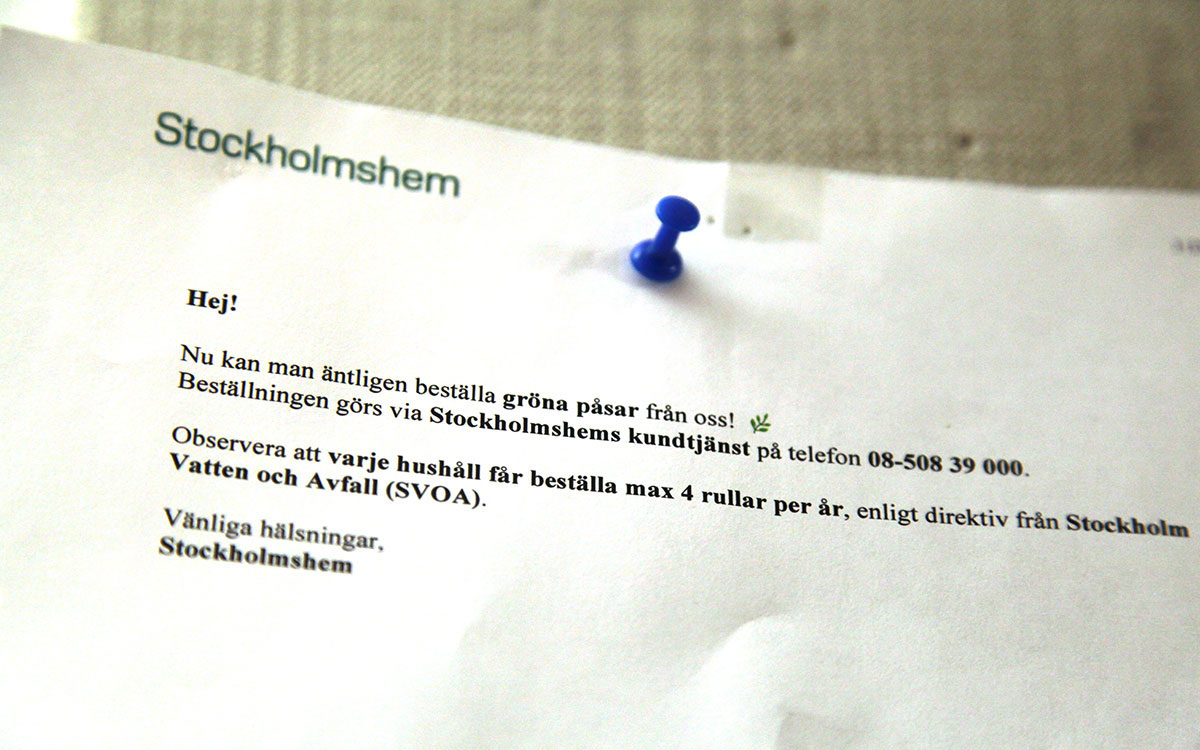 Stockholmshem satte upp en lapp om att hyresgäster kunde ringa kundtjänst och beställa gröna påsar, men utan förklaring vad påsarna skulle användas till.