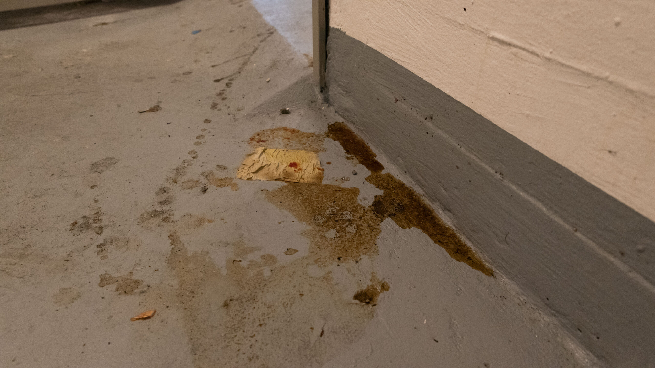 Kraftigt eftersatt städning i källaren på Hantverkaregatan.