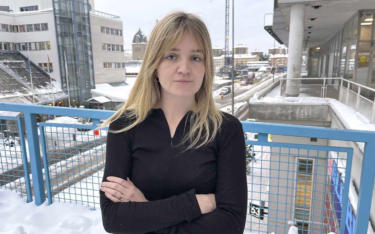 Nike Norin, förhandlare på Hyresgästföreningen, står ute med Arenavägen i bakgrunden