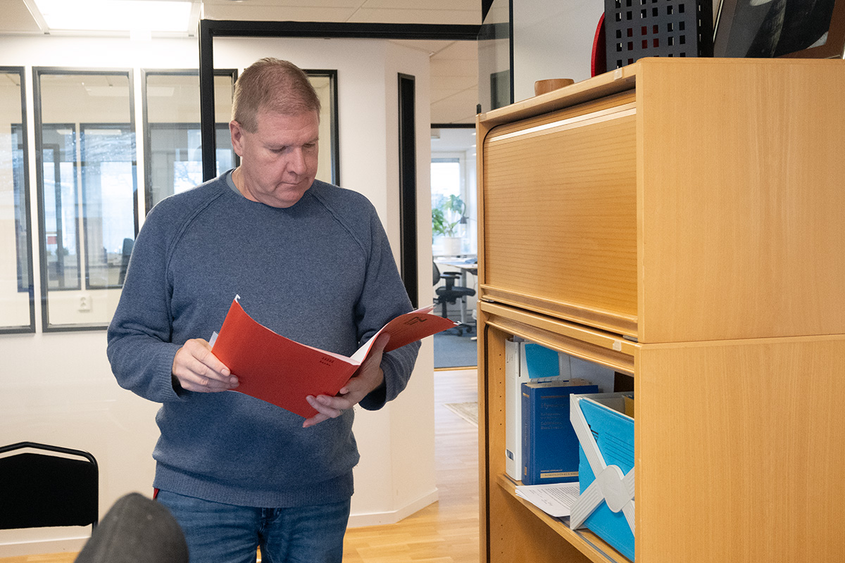 En man som tittar i en pärm.