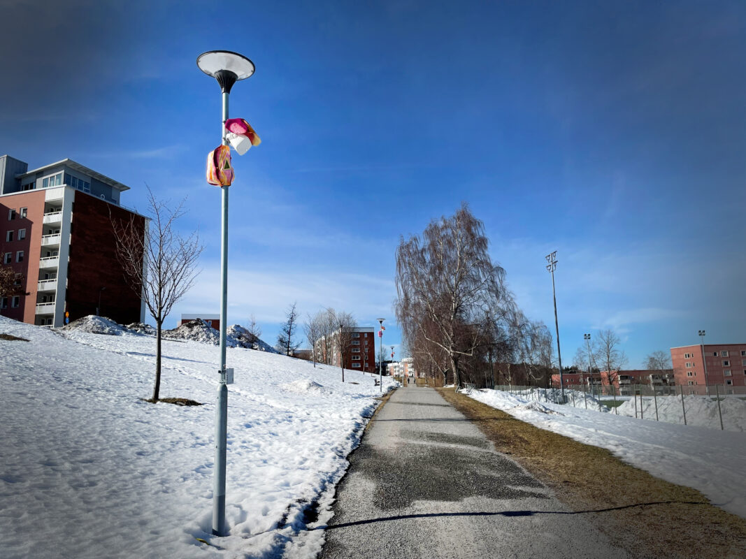 En bild på en gångväg där lyktstolpen försetts med en högtalare.