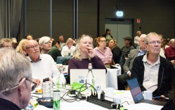 Årsmötet gav Lars Lövström, Britt Dagoberth och Stanley Haag förnyat förtroende för två nya år i regionstyrelsen. I förgrunden sittande regionordförande Ronny Bengtsson.