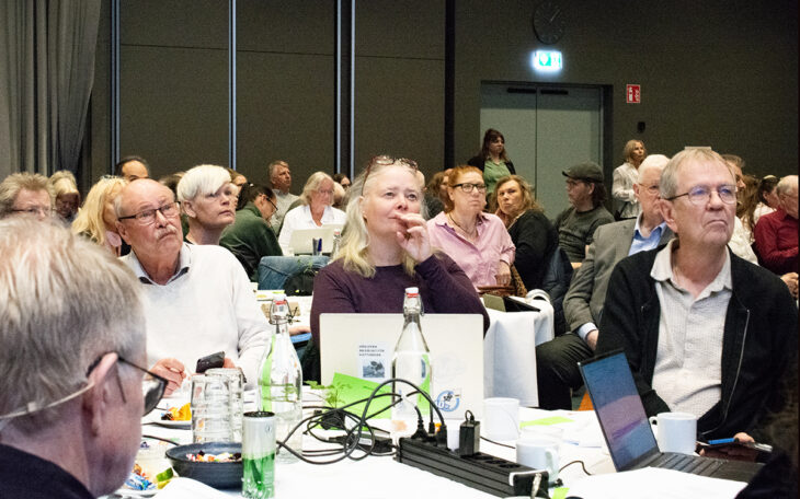 Årsmötet gav Lars Lövström, Britt Dagoberth och Stanley Haag förnyat förtroende för två nya år i regionstyrelsen. I förgrunden sittande regionordförande Ronny Bengtsson.